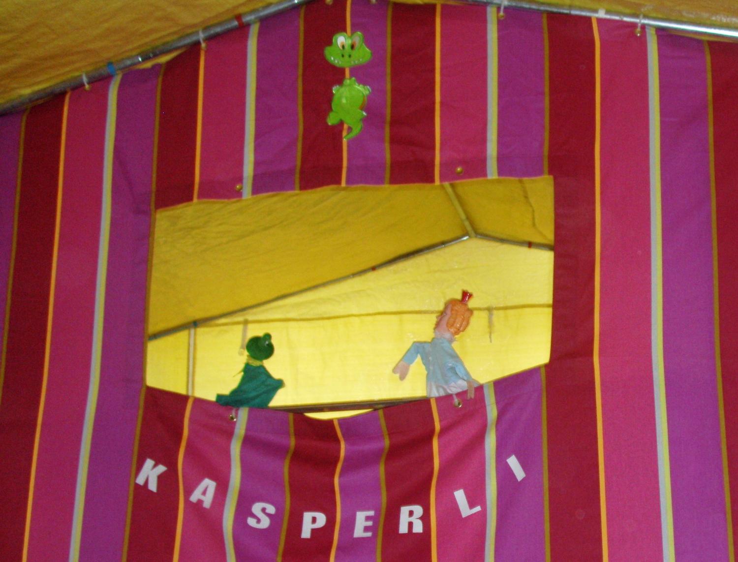Froschkönig und Prinzessin im Mega Kasperli-Zelt